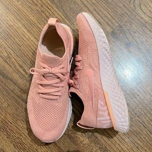 Nike Epic React salmon/pink